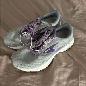 Brooks Women's Athletic Shoes in Gray and Lavender